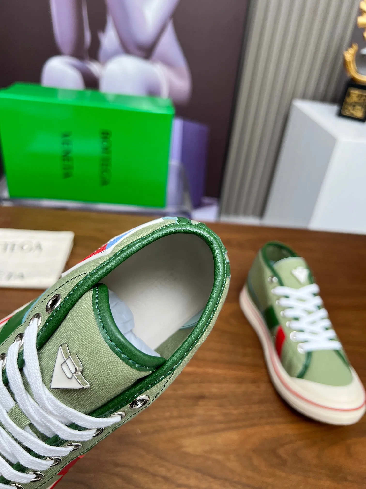 Men's men's shoes 💰520💰 Bottega Veneta BV's latest Eliot series retro basketball shoes casual sports canvas shoes 🔥Become a god when it is launched!🔥 Inspired by retro basketball sneakers, the color combination highlights youthful vitality and perfectly interprets the theme of youth and childlike innocence. The details are also very particular. The summer canvas brings excellent durability and comfort. Designs such as calfskin trim, rubber toe caps and hand-painted retro red lines are full of retro feel. The round toe and convex sole add a modern feel and are suitable for various styles. Easily create a fashionable atmosphere. The upper foot is the focus...can be worn as a couple's shoes...The red lines on each shoe edge are hand-painted, which adds more taste and attitude! ✦Fabric: Original customized high-density canvas + cowhide ✦Inner lining: original customized breathable canvas ✦Insole: movable latex cowhide insole ✦Sole: original molded non-slip and wear-resistant TPU material ✦Sole thickness: 3cm ✦Number of sizes: female size 35--40, female 40 is customized and non-returnable ✦Number: male size 39--45, male 45 is customized and non-returnable